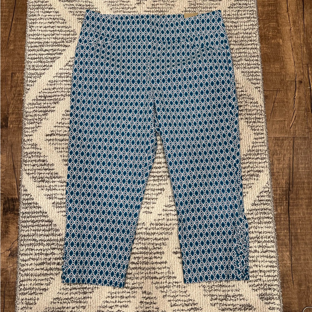 Chico’s Josie‎ Slim Capri – Geometric Diamond Print Travel Resort